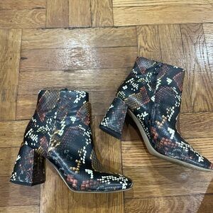 SOLD🚨Retro Snakeskin Circus by Sam Edelman Booties (US 6)